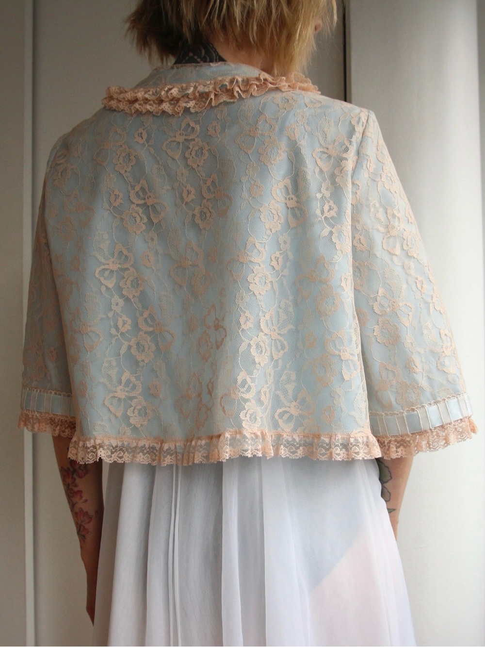 1960's Odette Barsa Blue & Blush Lace Bed Jacket - Picture 4 of 9
